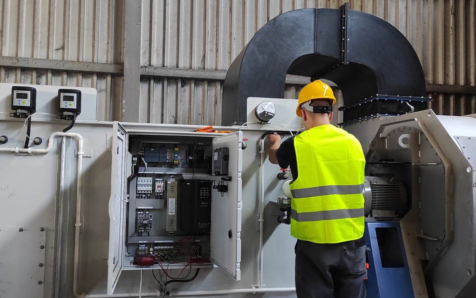 Engineer wartet eine Anlage